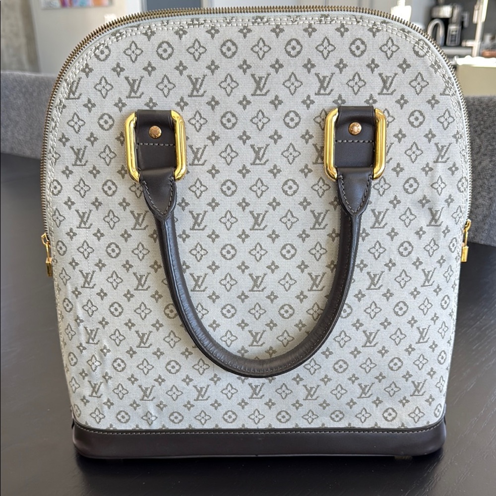 Cute replica purse. Never used. Good size, roomy inside.